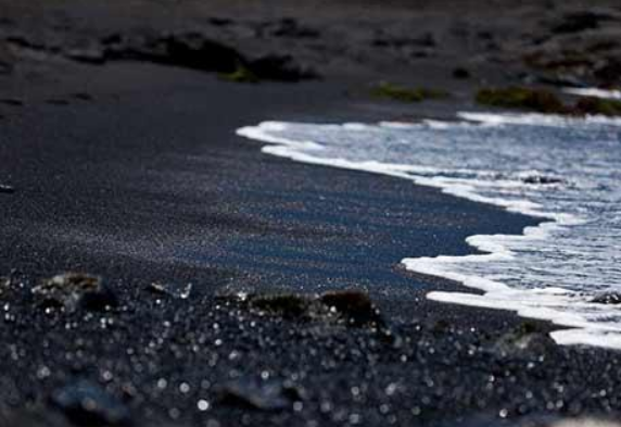 بعد إعلان مصر عن امتلاك كميات كبيرة منها .. تعرف على الرمال السوداء